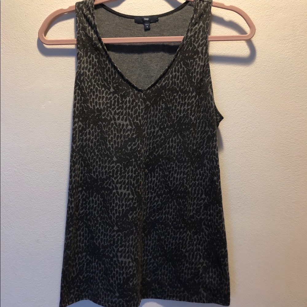Gap v neck sleeveless top